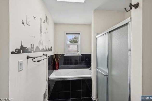 85 Franklin Ave, Town Center NJ 07052-6047 exterior