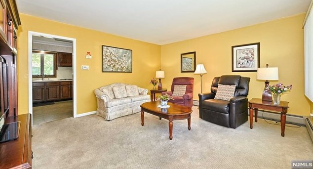 255 Walnut Ave, Pompton Falls, NJ 07442