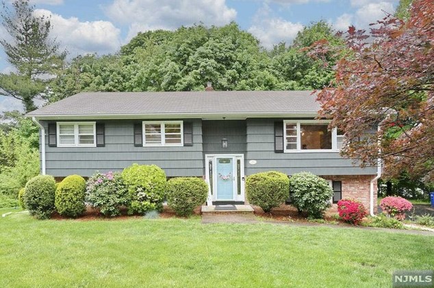 532 Spencer Dr, Wyckoff, NJ 07481