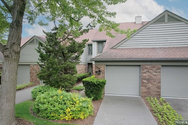 36 Meadowview Ct, Leonia, NJ 07605