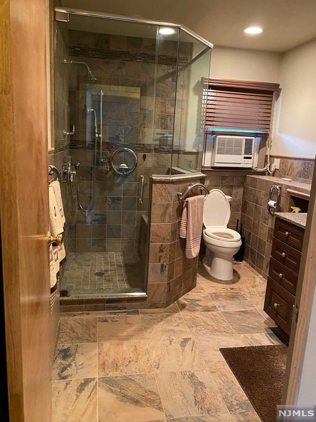 156 Lee St, Elmwood Park NJ  07407-2211 exterior