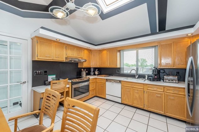 156 Lee St, Elmwood Park NJ  07407-2211 exterior