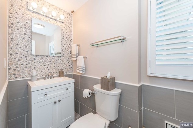 156 Lee St, Elmwood Park NJ  07407-2211 exterior