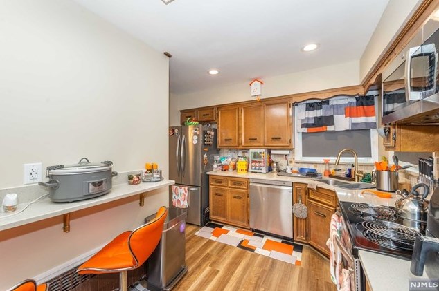 156 Lee St, Elmwood Park NJ  07407-2211 exterior