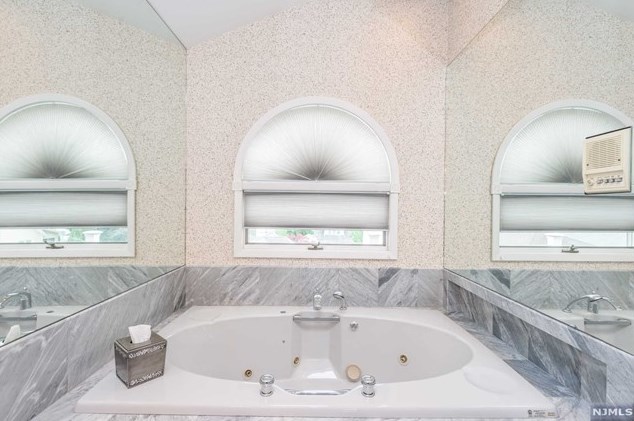 156 Lee St, Elmwood Park NJ  07407-2211 exterior