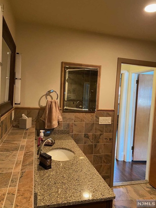 156 Lee St, Elmwood Park NJ  07407-2211 exterior