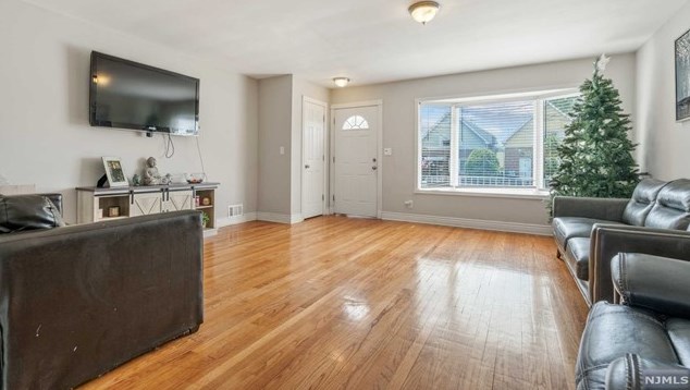 15 Pavonia Ct, Bayonne, NJ 07002