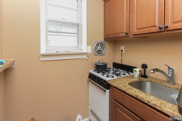 12 Maple Ave, Park Ridge NJ 07656-1230 exterior