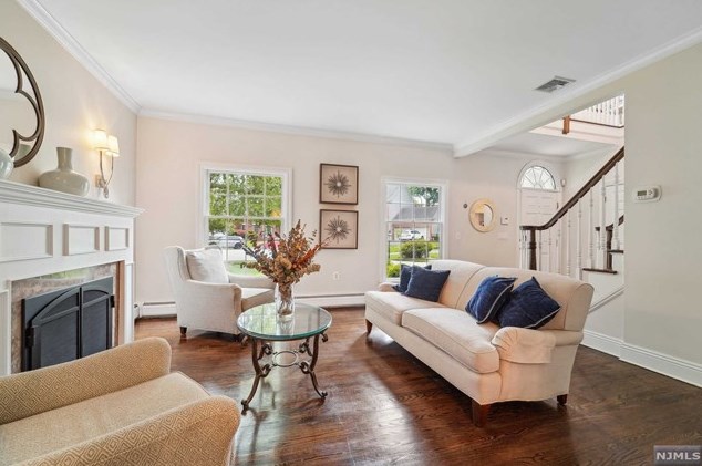 9 Alex Ct, Wyckoff, NJ 07481