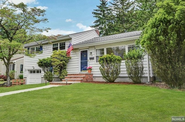 109 Beacon St, Dumont, NJ 07628-1203