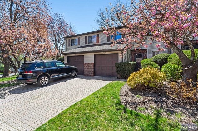 5 Hampton Ct, Westwood, NJ 07676-5125
