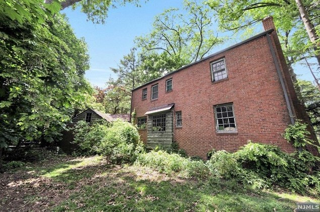 1179 Kensington Rd, Teaneck NJ 07666-2717 exterior