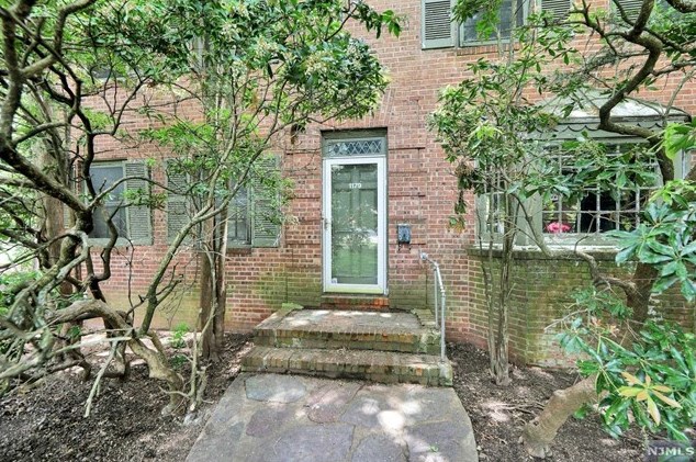 1179 Kensington Rd, Teaneck, NJ 07666-2717
