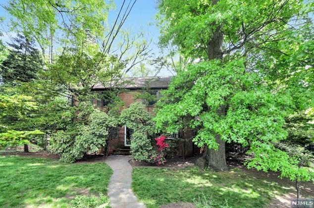 1179 Kensington Rd, Teaneck NJ 07666-2717 exterior