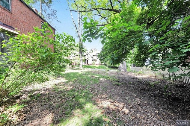 1179 Kensington Rd, Teaneck NJ 07666-2717 exterior