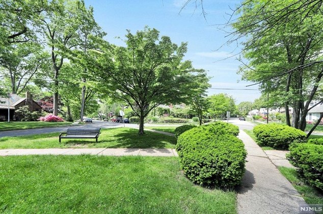 1179 Kensington Rd, Teaneck NJ 07666-2717 exterior