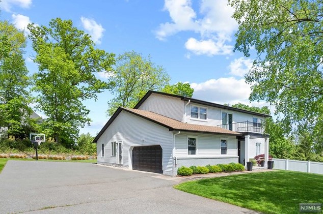 20 Stanford Ct, Paterson NJ  07512-2132 exterior