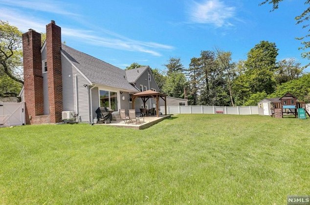 35 Galway Pl, Teaneck NJ 07666-3607 exterior