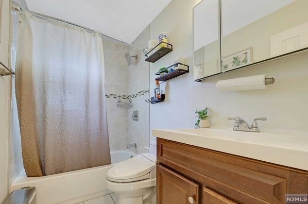 35 Galway Pl, Teaneck NJ 07666-3607 exterior