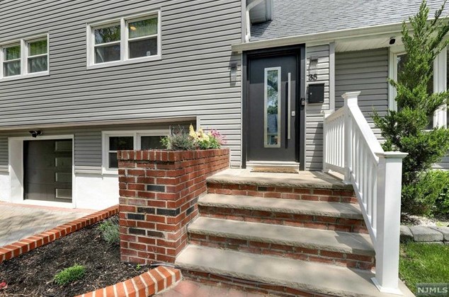35 Galway Pl, Teaneck, NJ 07666-3607
