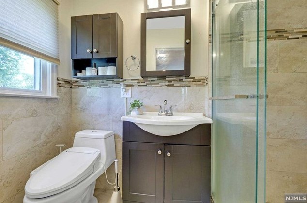 35 Galway Pl, Teaneck NJ 07666-3607 exterior