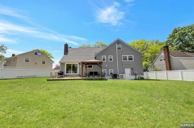 35 Galway Pl, Teaneck NJ 07666-3607 exterior