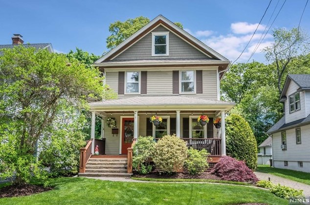 18 Iona Pl, Ridgewood, NJ 07452-1703