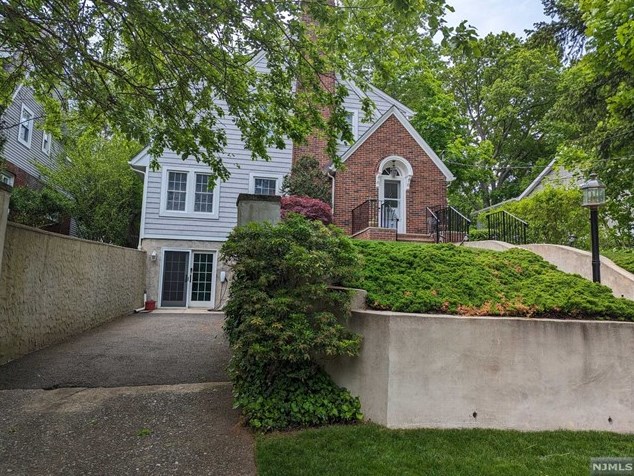 1354 Dickerson Rd, Teaneck, NJ 07666