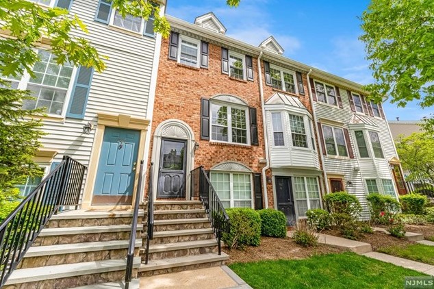 741 Pepperidge Rd, Mahwah, NJ 07430-3452