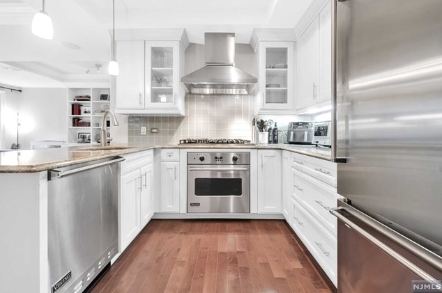 23 Cambridge Wy, Union City, NJ 07086