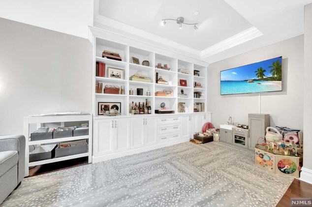 23 Cambridge Way, Union City NJ  07086-6660 exterior