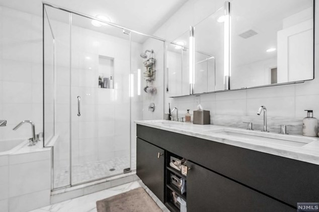 23 Cambridge Way, Union City NJ  07086-6660 exterior