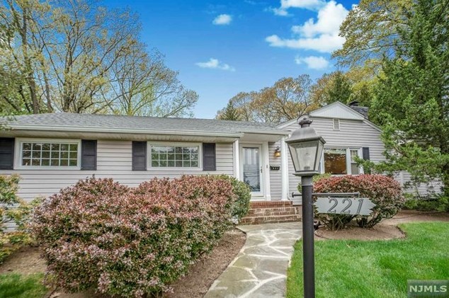 221 N Franklin Tpke, Ho Ho Kus, NJ 07423