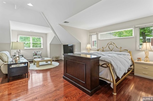 8 Elkton Ter, East Hanover NJ 07936-2526 exterior