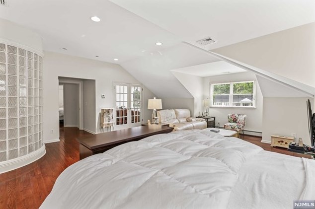 8 Elkton Ter, East Hanover NJ 07936-2526 exterior