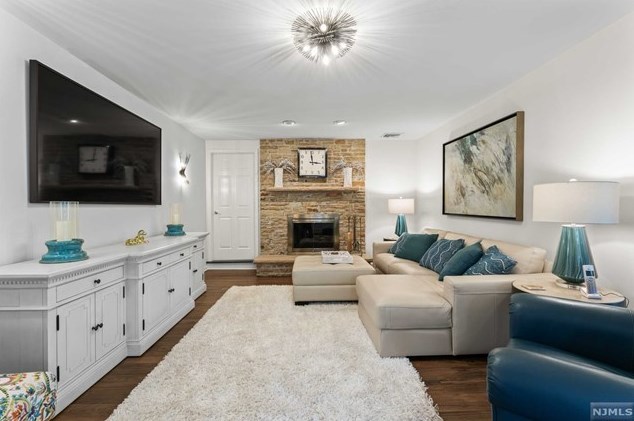 8 Elkton Ter, East Hanover NJ 07936-2526 exterior