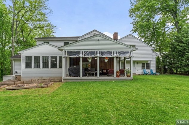 8 Elkton Ter, East Hanover NJ 07936-2526 exterior