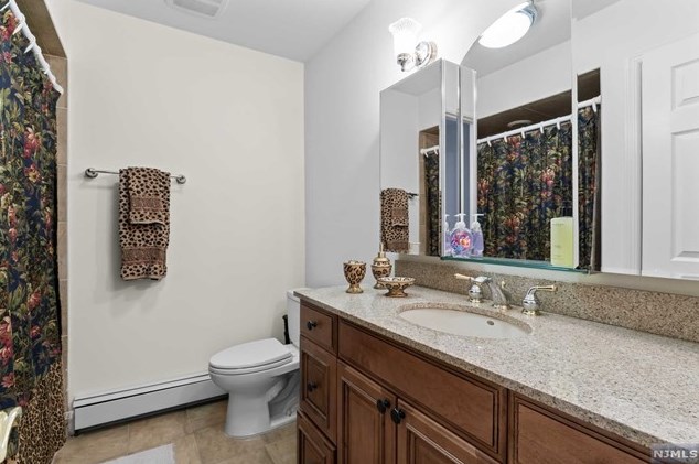 8 Elkton Ter, East Hanover NJ 07936-2526 exterior