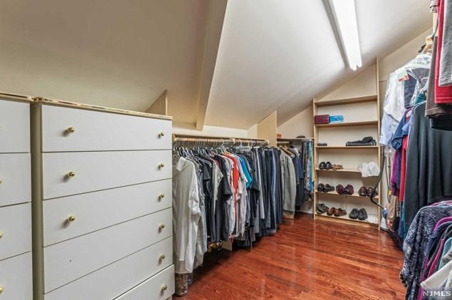 8 Elkton Ter, East Hanover NJ 07936-2526 exterior