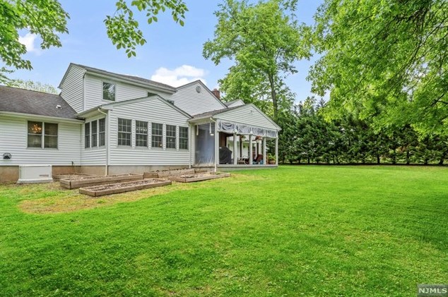 8 Elkton Ter, East Hanover NJ 07936-2526 exterior