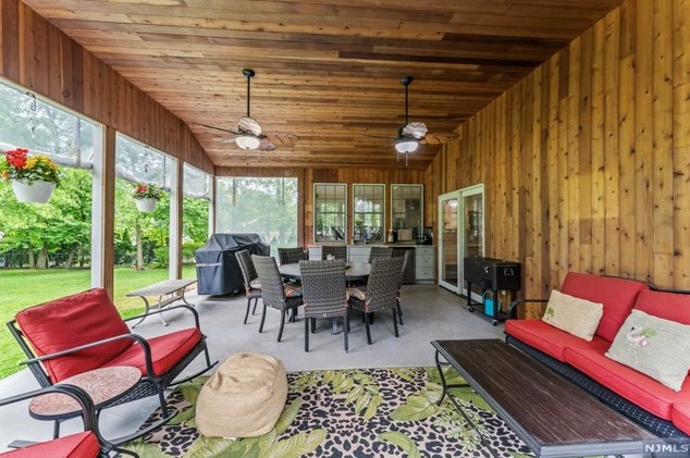 8 Elkton Ter, East Hanover NJ 07936-2526 exterior