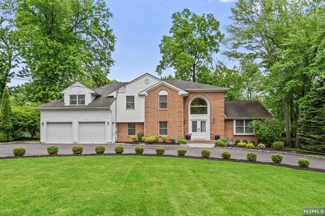 8 Elkton Ter, East Hanover NJ 07936-2526 exterior