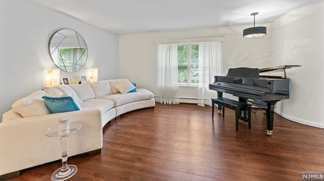 8 Elkton Ter, East Hanover NJ 07936-2526 exterior