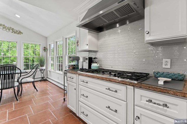 8 Elkton Ter, East Hanover NJ 07936-2526 exterior