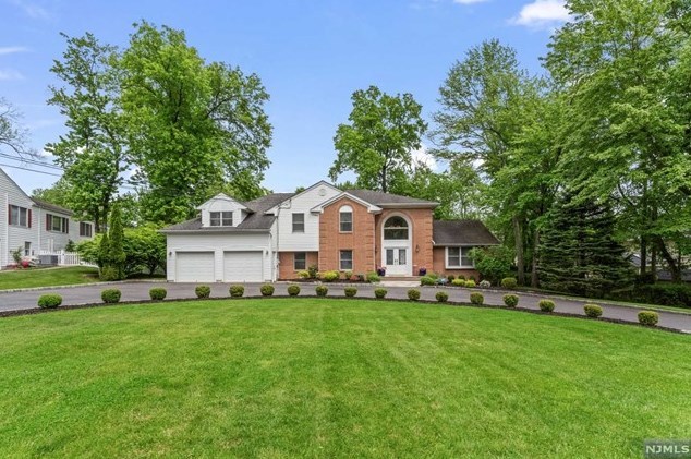 8 Elkton Ter, East Hanover NJ 07936-2526 exterior