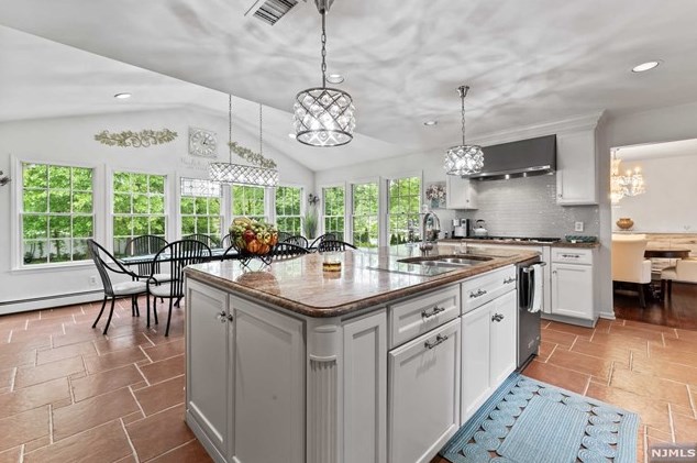 8 Elkton Ter, East Hanover NJ 07936-2526 exterior