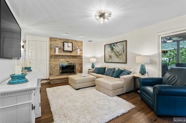 8 Elkton Ter, East Hanover NJ 07936-2526 exterior