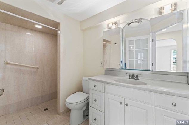 8 Elkton Ter, East Hanover NJ 07936-2526 exterior