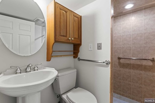 8 Elkton Ter, East Hanover NJ 07936-2526 exterior