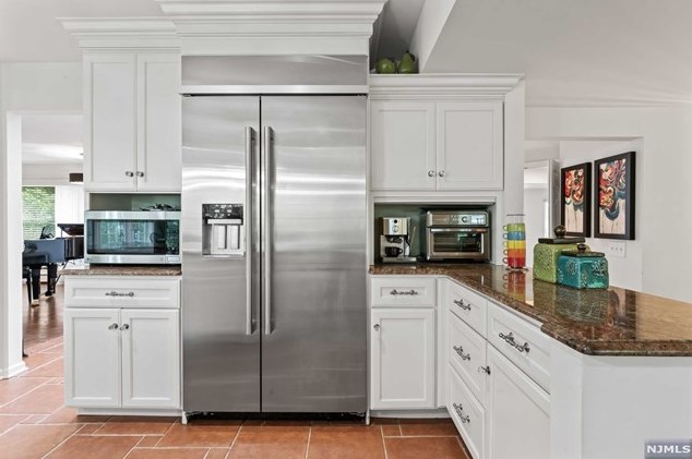 8 Elkton Ter, East Hanover NJ 07936-2526 exterior